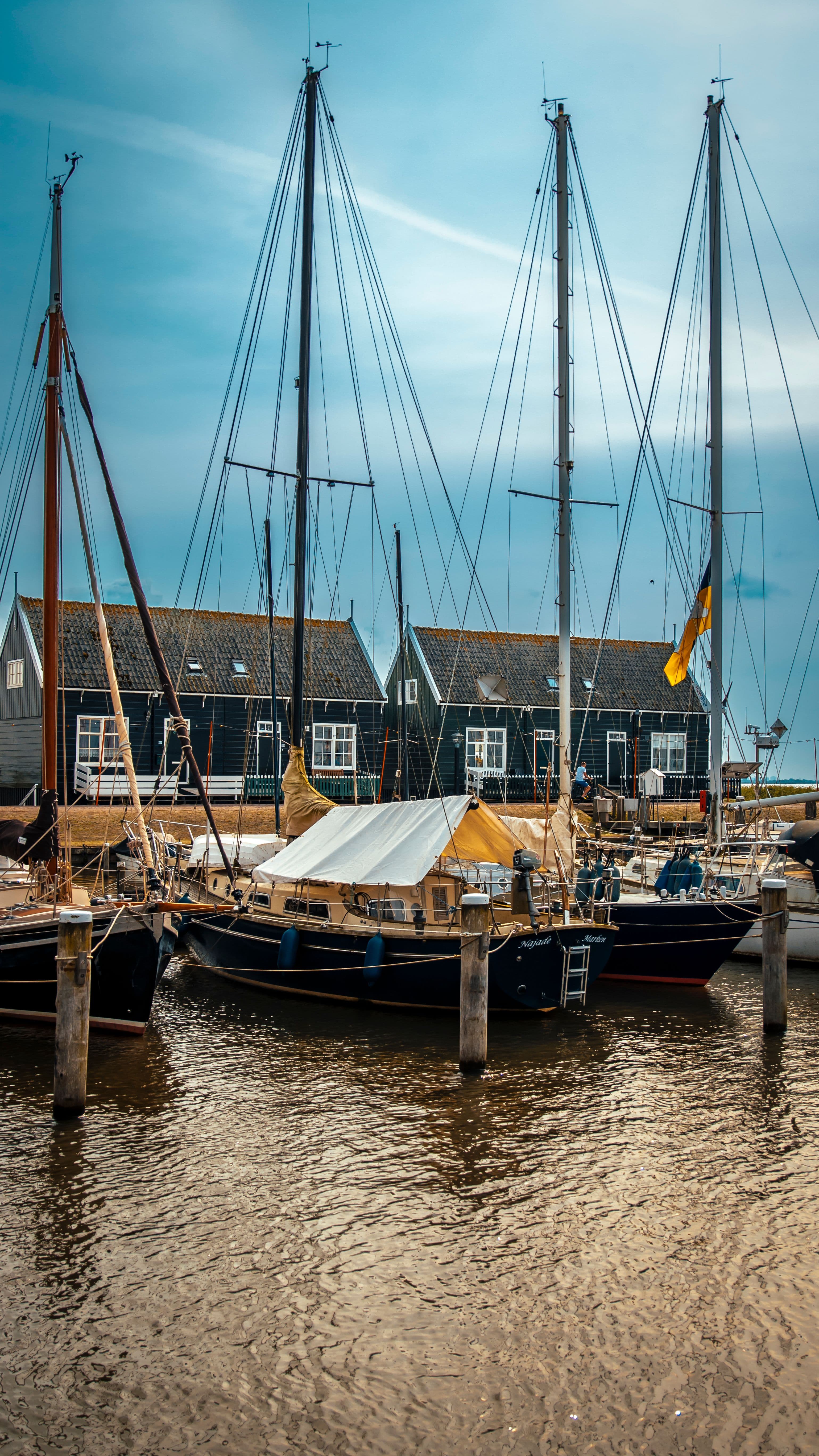 Traditionele zeilboten afgemeerd in een Nederlandse haven