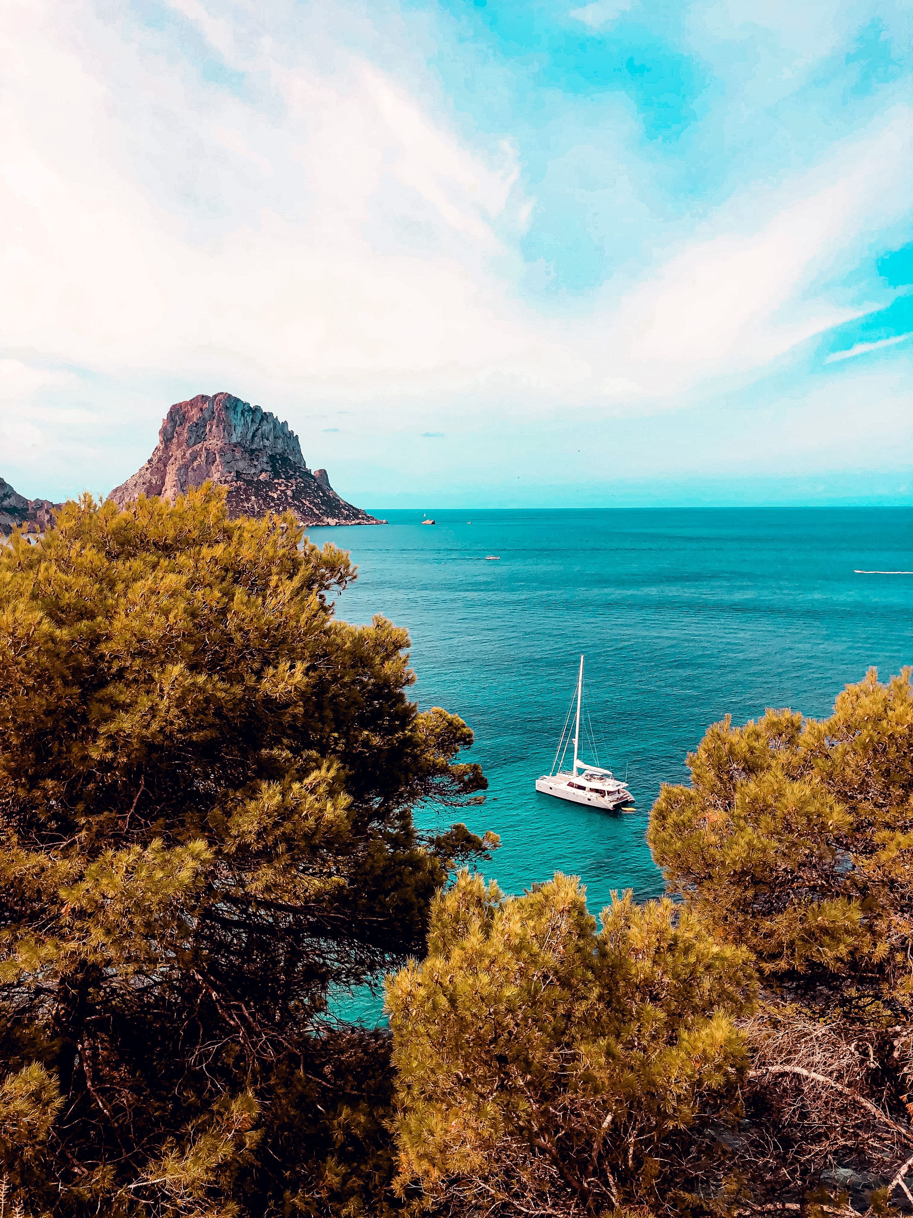 Ibiza, Spanje — kristalhelder water langs de rotsachtige kustlijn