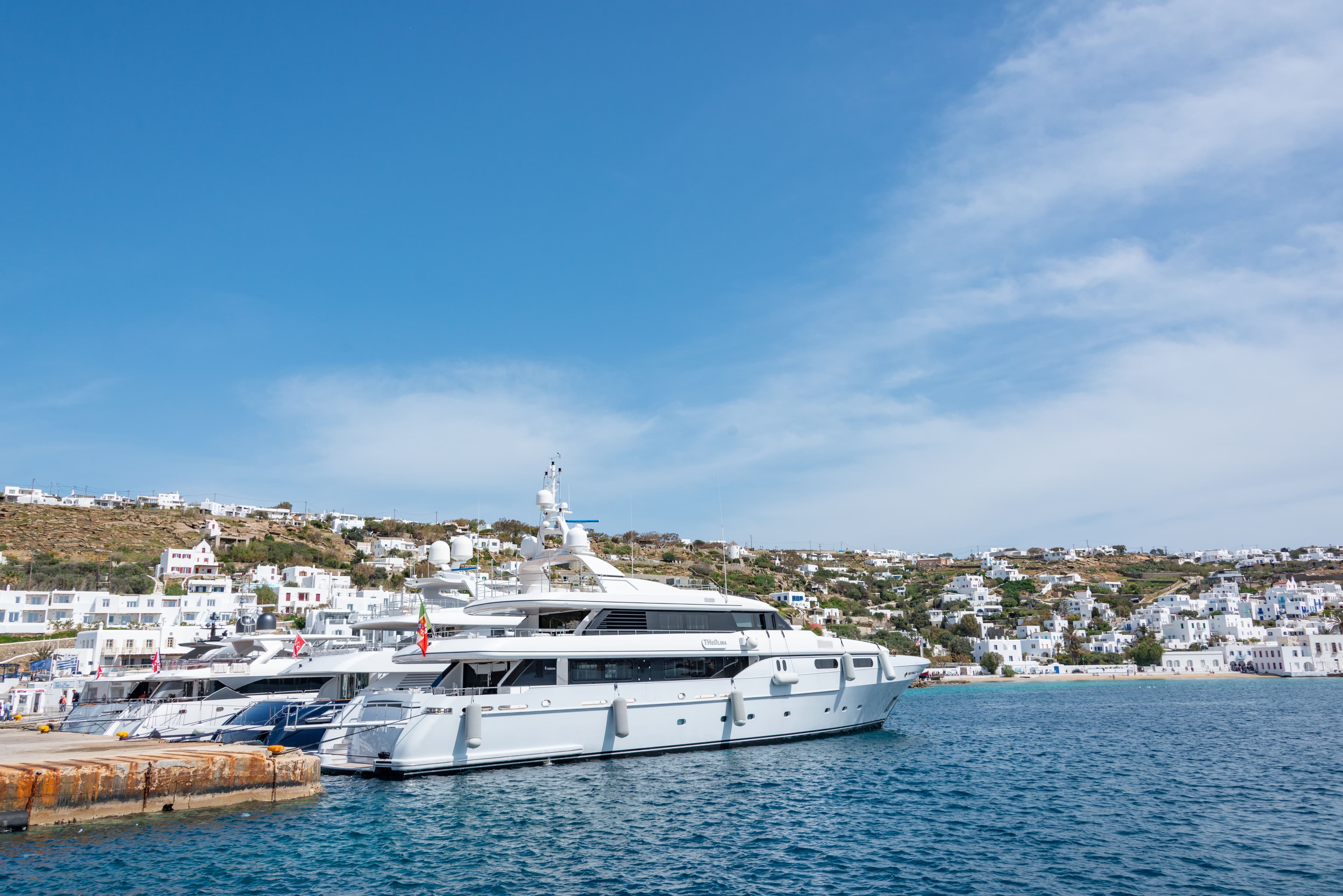Mykonos, Griekenland — turquoise water met traditionele witte huizen aan de kust